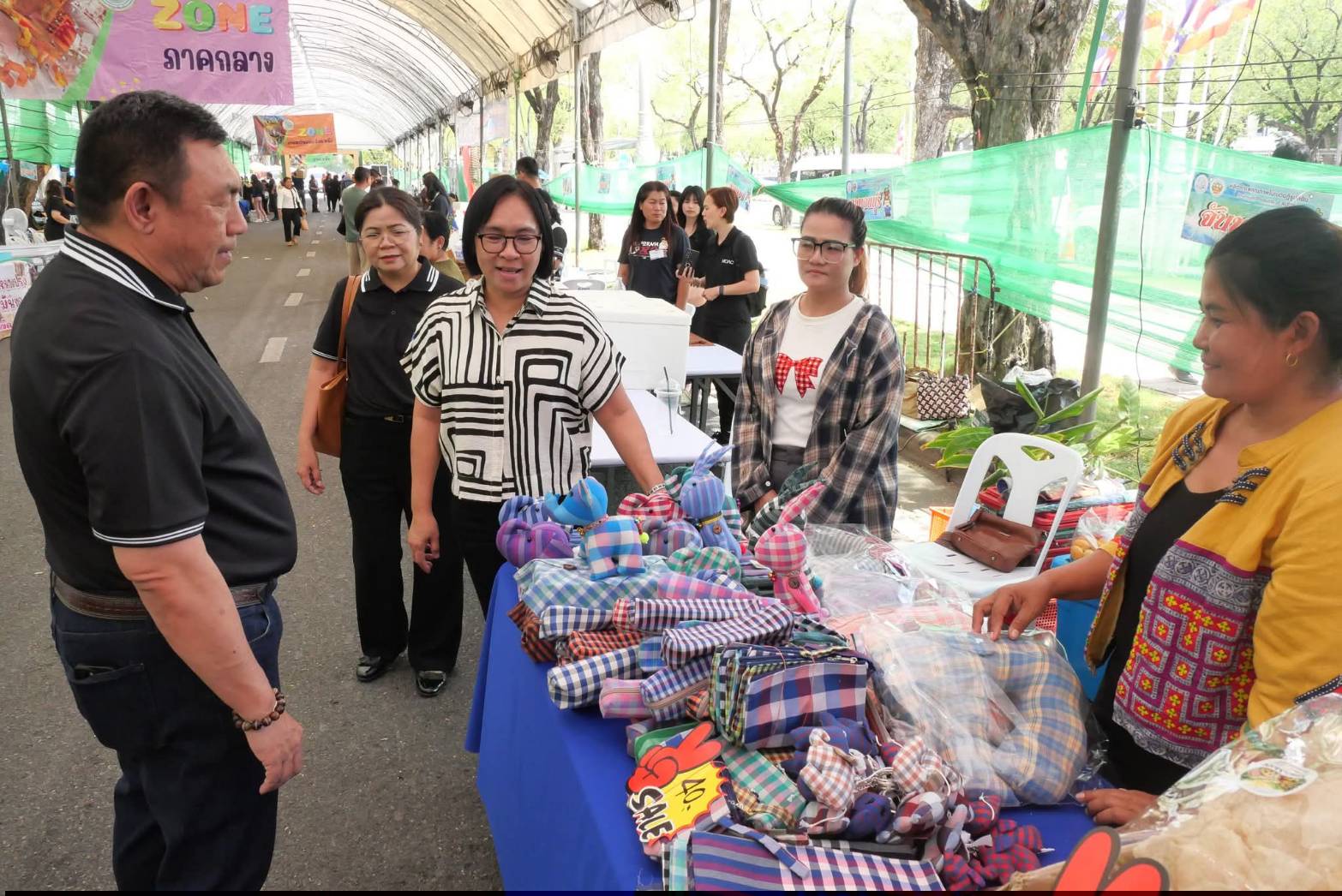 title - เลขาธิการ ส.ป.ก. เยี่ยมทักทายเกษตรกรและซื้อสินค้าในบรรยากาศวันสุดท้ายของการออกร้านขายสินค้า จากเขตปฏิรูปที่ดิน ส่งท้ายงานครบรอบ 51 ปี ส.ป.ก. ณ สำนักงานการปฏิรูปที่ดินเพื่อเกษตรกรรม